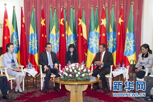 李克強總理夫人程虹、穆拉圖總統(tǒng)夫人梅阿扎參加會見。新華社記者王曄攝