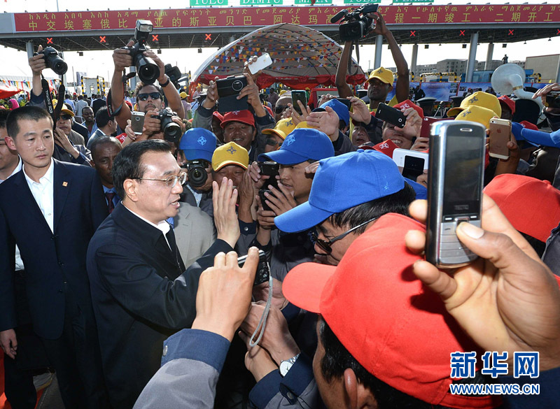 5月5日，中國(guó)國(guó)務(wù)院總理李克強(qiáng)與埃塞俄比亞總理海爾馬里亞姆共同出席亞的斯亞貝巴-阿達(dá)瑪高速公路一期竣工揭牌典禮，并為二期工程開(kāi)工奠基剪彩。這是典禮結(jié)束后，李克強(qiáng)同工程施工人員親切交談。新華社記者 李濤 攝 