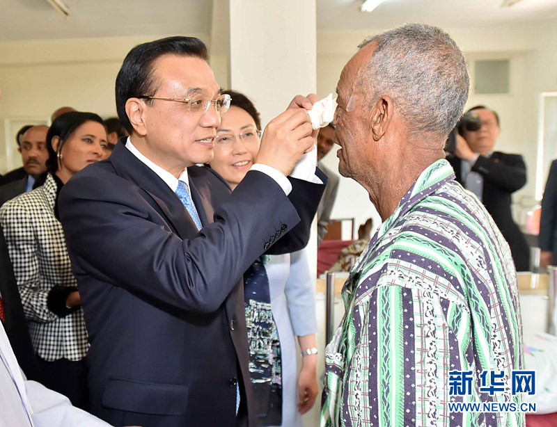 5月6日，國(guó)務(wù)院總理李克強(qiáng)與埃塞俄比亞總統(tǒng)穆拉圖一同來(lái)到亞的斯亞貝巴阿勒塔醫(yī)院，看望受益于中國(guó)免費(fèi)白內(nèi)障手術(shù)“光明行”活動(dòng)的埃塞俄比亞患者。這是李克強(qiáng)親手為接受中國(guó)醫(yī)生手術(shù)的埃塞俄比亞白內(nèi)障患者拆開紗布。 新華社記者 李濤 攝 