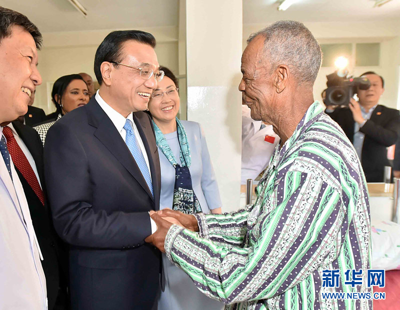 5月6日，中國(guó)國(guó)務(wù)院總理李克強(qiáng)與埃塞俄比亞總統(tǒng)穆拉圖一同來(lái)到亞的斯亞貝巴阿勒塔醫(yī)院，看望受益于中國(guó)免費(fèi)白內(nèi)障手術(shù)“光明行”活動(dòng)的埃塞俄比亞患者。新華社記者 李濤 攝 