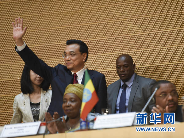 5月5日，中國國務(wù)院總理李克強在位于亞的斯亞貝巴的非洲聯(lián)盟總部發(fā)表題為《開創(chuàng)中非合作更加美好的未來》的演講。這是李克強步入會場時向聽眾揮手致意。新華社記者 李學(xué)仁 攝 