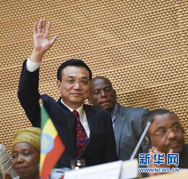 5月5日，中國國務(wù)院總理李克強在位于亞的斯亞貝巴的非洲聯(lián)盟總部發(fā)表題為《開創(chuàng)中非合作更加美好的未來》的演講。這是李克強步入會場時向聽眾揮手致意。新華社記者 李學(xué)仁 攝 