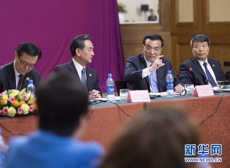  5月6日，中國國務(wù)院總理李克強(qiáng)在埃塞俄比亞首都亞的斯亞貝巴出席中非經(jīng)貿(mào)人文座談會。 新華社記者 王曄 攝 