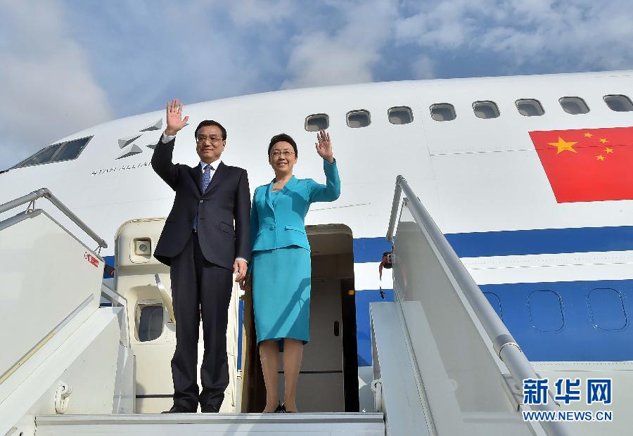 5月8日，應(yīng)安哥拉總統(tǒng)多斯桑托斯邀請，中國國務(wù)院總理李克強(qiáng)乘專機(jī)抵達(dá)羅安達(dá)二月四日國際機(jī)場，開始對安哥拉進(jìn)行正式訪問。李克強(qiáng)總理夫人程虹同機(jī)抵達(dá)。新華社記者 李濤 攝 