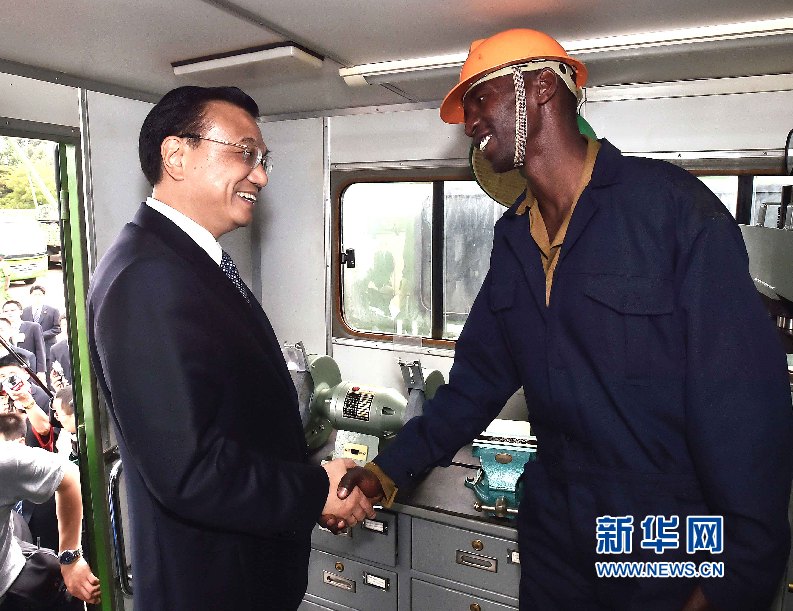 5月11日，中國國務(wù)院總理李克強(qiáng)參觀肯尼亞國家青年服務(wù)隊(duì)。這是李克強(qiáng)與服務(wù)隊(duì)隊(duì)員親切交談。 新華社記者 李濤 攝