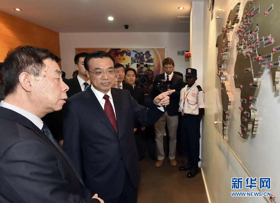 5月11日，中國(guó)國(guó)務(wù)院總理李克強(qiáng)在肯尼亞首都內(nèi)羅畢看望并慰問(wèn)中央電視臺(tái)非洲分臺(tái)員工。 新華社記者 李濤 攝 