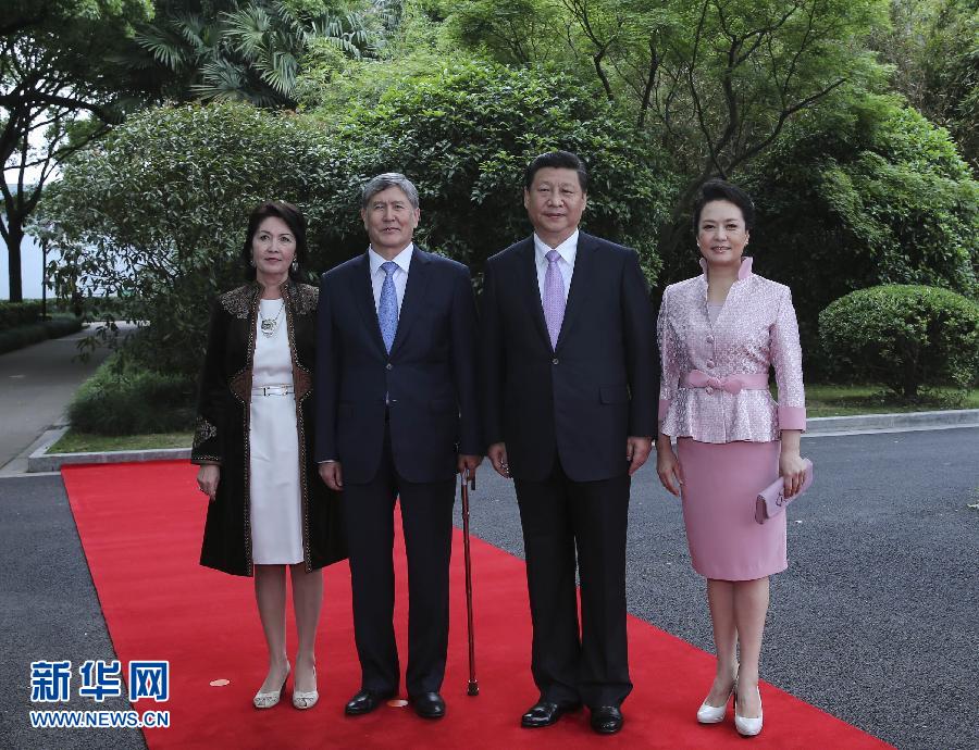 會談前，習近平在上海西郊會議中心廣場為阿坦巴耶夫舉行歡迎儀式。新華社記者 蘭紅光 攝 