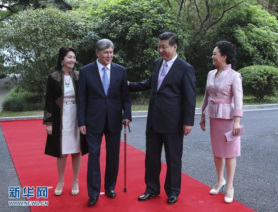 會談前，習近平在上海西郊會議中心廣場為阿坦巴耶夫舉行歡迎儀式。新華社記者 蘭紅光 攝 