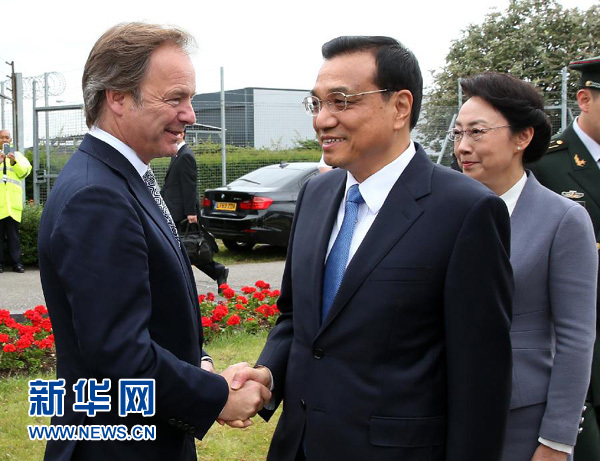6月16日，應(yīng)英國(guó)首相卡梅倫邀請(qǐng)，國(guó)務(wù)院總理李克強(qiáng)乘專機(jī)抵達(dá)倫敦希思羅機(jī)場(chǎng)，開(kāi)始對(duì)英國(guó)進(jìn)行正式訪問(wèn)。李克強(qiáng)總理夫人程虹同機(jī)抵達(dá)。這是英國(guó)政府高級(jí)官員到機(jī)場(chǎng)迎接李克強(qiáng)總理和夫人。新華社記者 龐興雷 攝