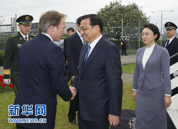 6月16日，應(yīng)英國(guó)首相卡梅倫邀請(qǐng)，國(guó)務(wù)院總理李克強(qiáng)乘專機(jī)抵達(dá)倫敦希思羅機(jī)場(chǎng)，開(kāi)始對(duì)英國(guó)進(jìn)行正式訪問(wèn)。李克強(qiáng)總理夫人程虹同機(jī)抵達(dá)。這是英國(guó)政府高級(jí)官員到機(jī)場(chǎng)迎接李克強(qiáng)總理和夫人。新華社記者 黃敬文 攝