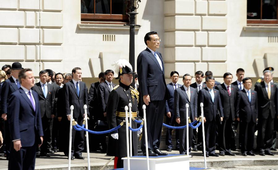 6月17日，中國(guó)國(guó)務(wù)院總理李克強(qiáng)在倫敦唐寧街10號(hào)首相府同英國(guó)首相卡梅倫舉行中英總理年度會(huì)晤。這是會(huì)晤前，卡梅倫為李克強(qiáng)舉行隆重的歡迎儀式。新華社記者 張鐸 攝 
