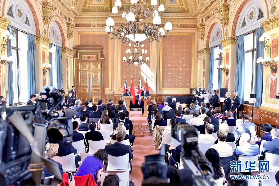 6月17日，中國(guó)國(guó)務(wù)院總理李克強(qiáng)同英國(guó)首相卡梅倫在倫敦舉行中英總理年度會(huì)晤后共同會(huì)見(jiàn)記者。新華社記者 李濤 攝