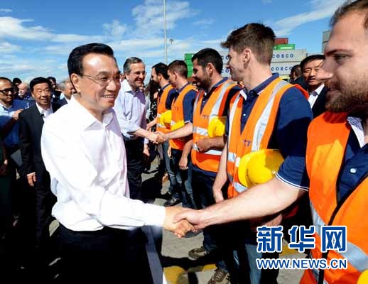 6月20日，國務(wù)院總理李克強(qiáng)與希臘總理薩馬拉斯共同考察中國遠(yuǎn)洋運(yùn)輸集團(tuán)比雷埃夫斯集裝箱碼頭。這是李克強(qiáng)和薩馬拉斯來到3號碼頭，同碼頭工人親切交流。新華社記者 李濤 攝 