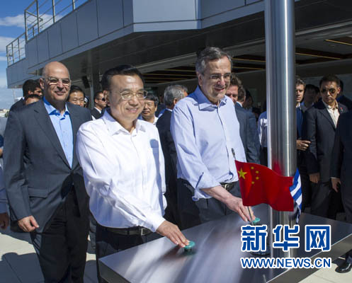 這是李克強(qiáng)與薩馬拉斯共同發(fā)出指令，一列滿載中國貨物的列車緩緩駛出比雷埃夫斯港，開往中東歐目的地。新華社記者 王曄 攝