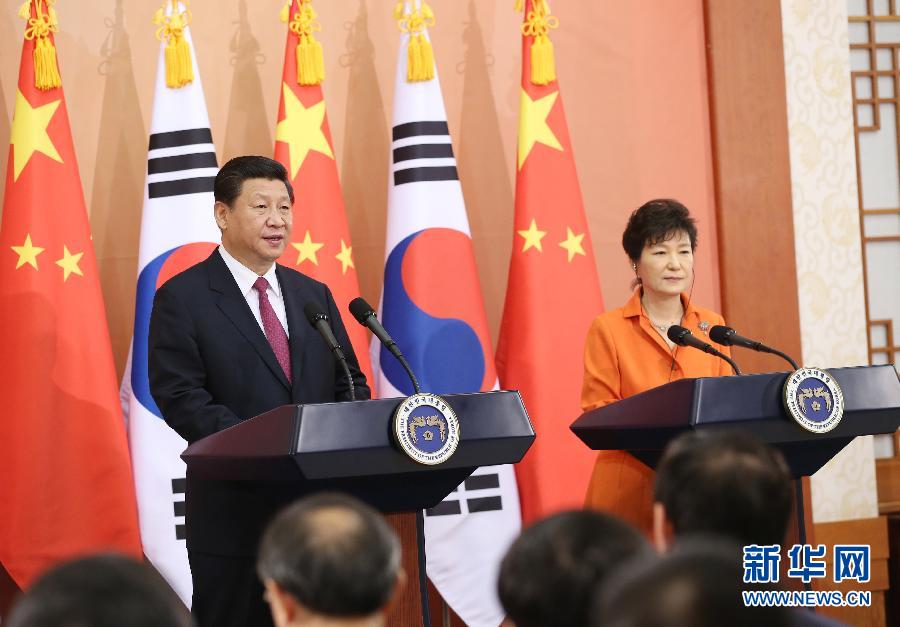 7月3日，國家主席習(xí)近平在首爾同韓國總統(tǒng)樸槿惠舉行會談。會談后，兩國元首共同會見記者。 新華社記者姚大偉攝