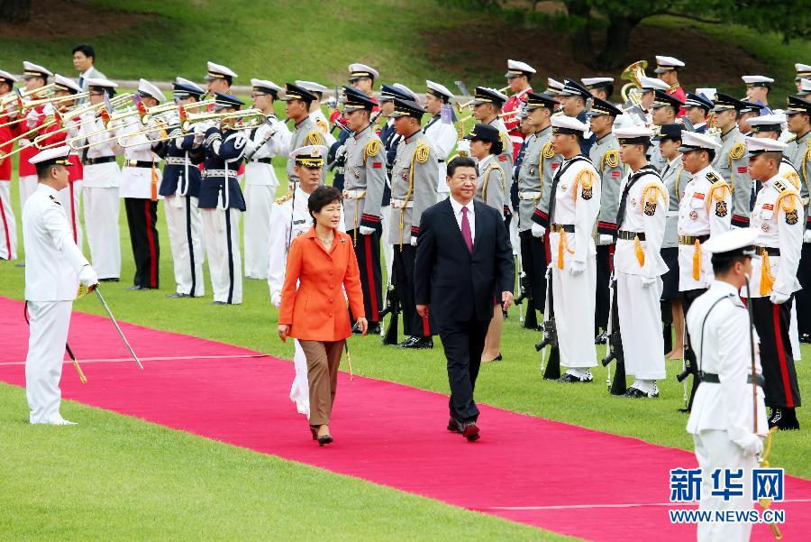 7月3日，國家主席習(xí)近平在首爾同韓國總統(tǒng)樸槿惠舉行會談。會談前，樸槿惠在青瓦臺總統(tǒng)府為習(xí)近平舉行隆重歡迎儀式。 新華社記者姚大偉攝