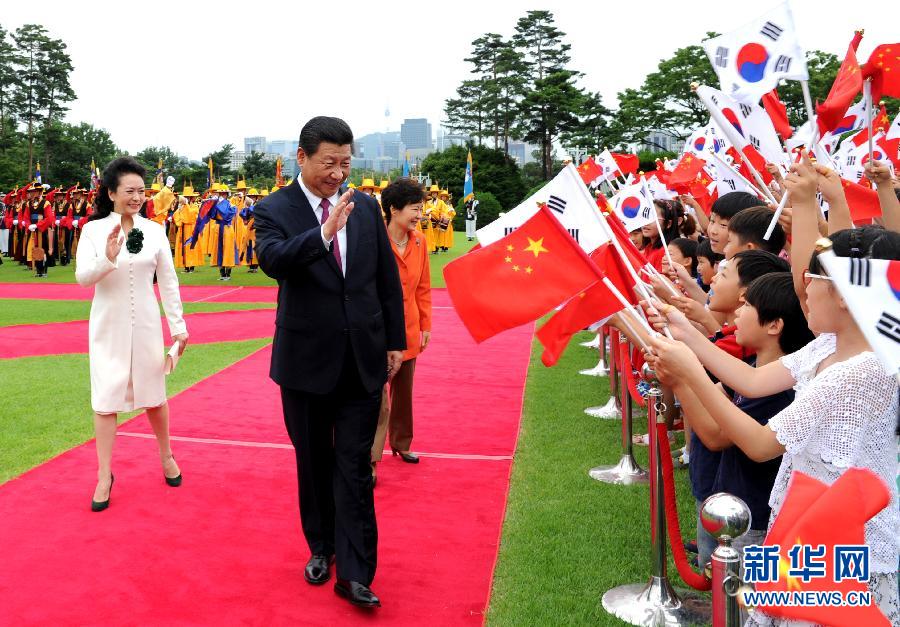 7月3日，國家主席習(xí)近平在首爾同韓國總統(tǒng)樸槿惠舉行會談。會談前，樸槿惠在青瓦臺總統(tǒng)府為習(xí)近平舉行隆重歡迎儀式。 新華社記者饒愛民攝 