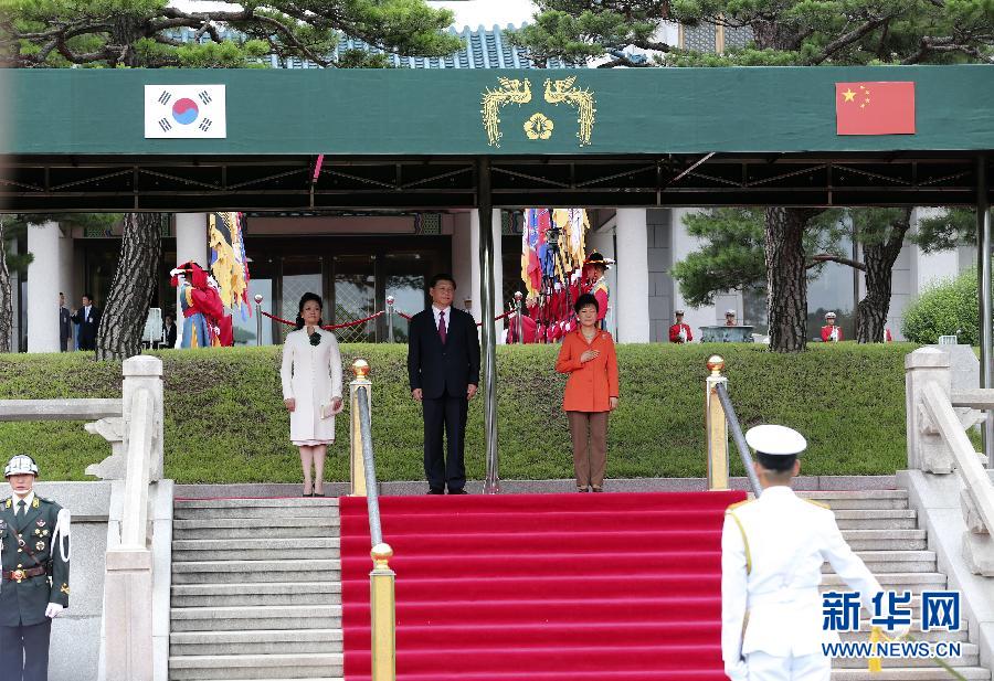 7月3日，國家主席習(xí)近平在首爾同韓國總統(tǒng)樸槿惠舉行會談。會談前，樸槿惠在青瓦臺總統(tǒng)府為習(xí)近平舉行隆重歡迎儀式。 新華社記者丁林?jǐn)z 
