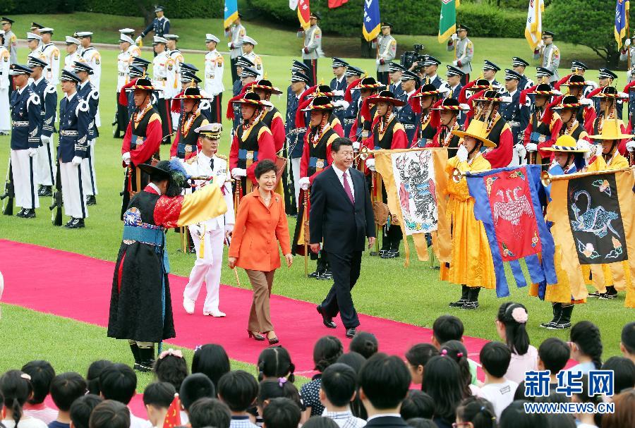 7月3日，國家主席習(xí)近平在首爾同韓國總統(tǒng)樸槿惠舉行會談。會談前，樸槿惠在青瓦臺總統(tǒng)府為習(xí)近平舉行隆重歡迎儀式。 新華社記者姚大偉攝 