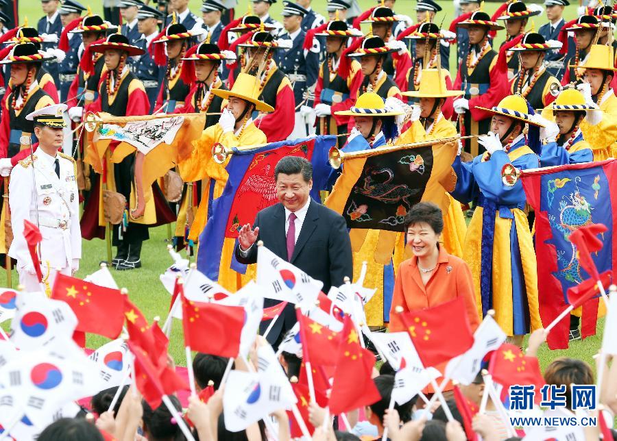 7月3日，國家主席習(xí)近平在首爾同韓國總統(tǒng)樸槿惠舉行會談。會談前，樸槿惠在青瓦臺總統(tǒng)府為習(xí)近平舉行隆重歡迎儀式。 新華社記者姚大偉攝 