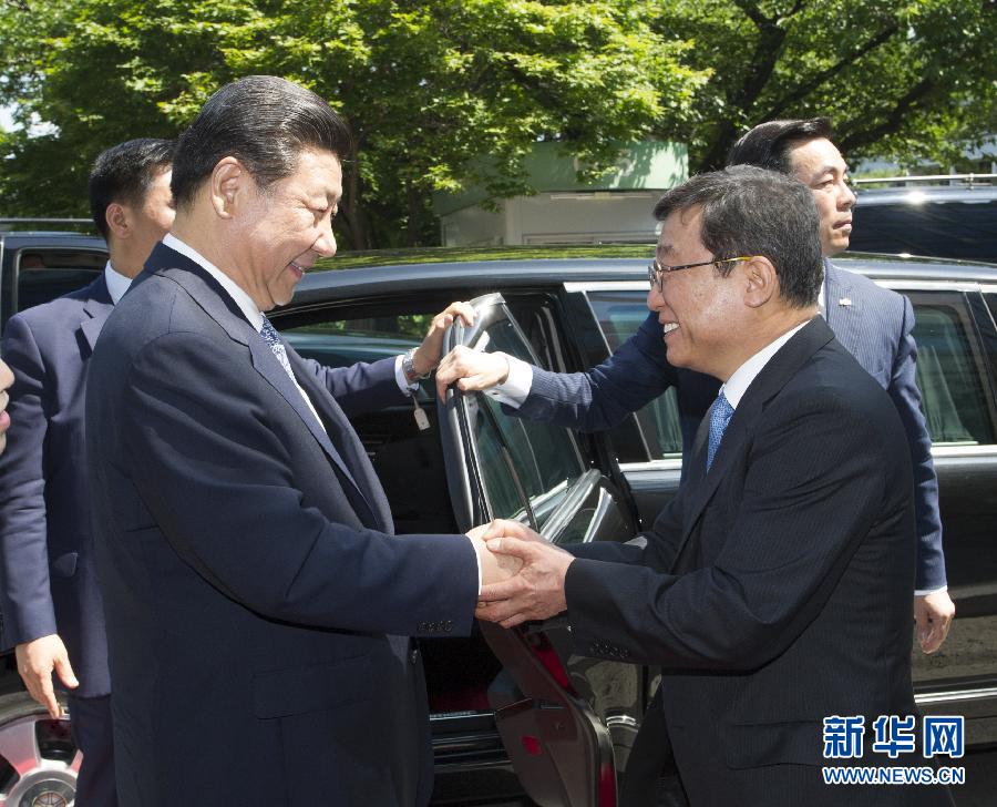 7月4日，國家主席習(xí)近平在韓國國立首爾大學(xué)發(fā)表題為《共創(chuàng)中韓合作未來　同襄亞洲振興繁榮》的重要演講。這是首爾大學(xué)校長吳然天迎接習(xí)近平主席。新華社記者 謝環(huán)馳 攝 