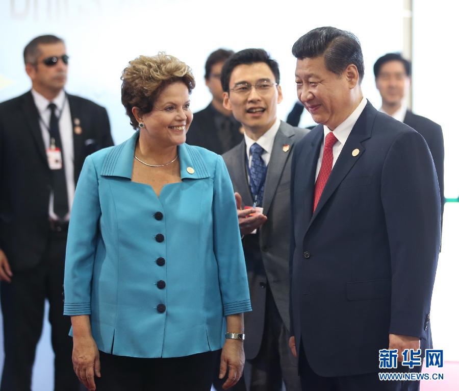7月15日，國家主席習近平在巴西福塔萊薩出席金磚國家領(lǐng)導人第六次會晤。這是巴西總統(tǒng)羅塞夫迎接習近平主席。 新華社記者 蘭紅光 攝 