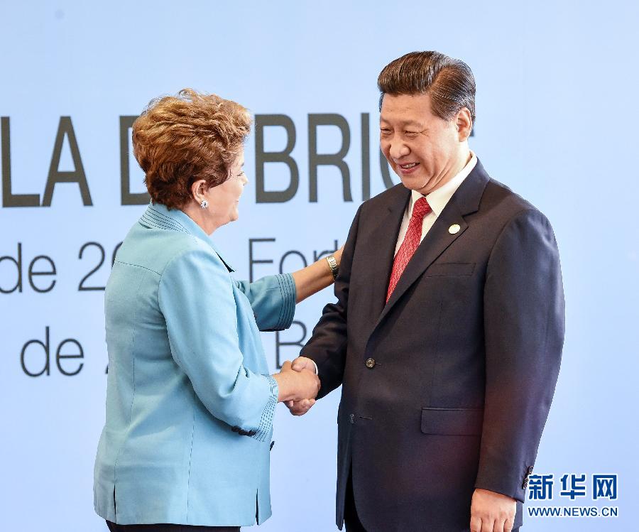 7月15日，國家主席習近平在巴西福塔萊薩出席金磚國家領(lǐng)導人第六次會晤。這是巴西總統(tǒng)羅塞夫迎接習近平主席。 新華社記者 李學仁 攝  
