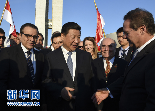 7月16日，國家主席習近平在巴西利亞會見巴西參議長卡列羅斯（前右）和眾議長阿爾維斯（前左）。 新華社記者 李學仁 攝 