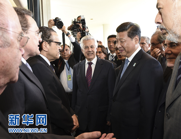 7月16日，國家主席習近平在巴西利亞會見巴西參議長卡列羅斯和眾議長阿爾維斯。這是兩院議長迎接習近平主席，并介紹議員代表。 新華社記者李學仁 攝 