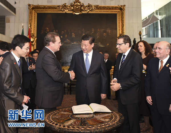 7月16日，國家主席習近平在巴西利亞會見巴西參議長卡列羅斯（前排左二）和眾議長阿爾維斯（前排右二）。 新華社記者 李學仁 攝 
