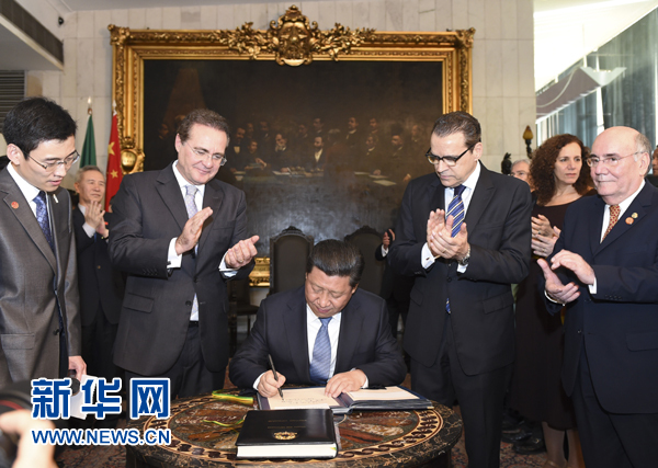 7月16日，國家主席習近平在巴西利亞會見巴西參議長卡列羅斯（前排左二）和眾議長阿爾維斯（前排右二）。這是習近平應邀為參眾兩院題詞。新華社記者 李學仁 攝 