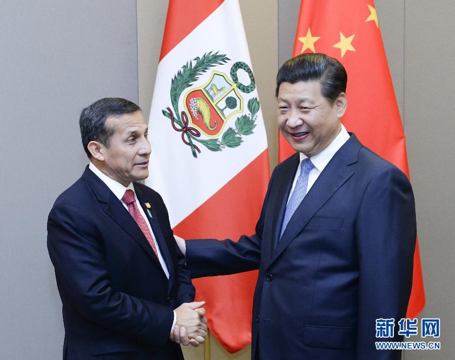 7月16日，國(guó)家主席習(xí)近平在巴西首都巴西利亞會(huì)見(jiàn)秘魯總統(tǒng)烏馬拉。新華社記者 劉建生 攝 