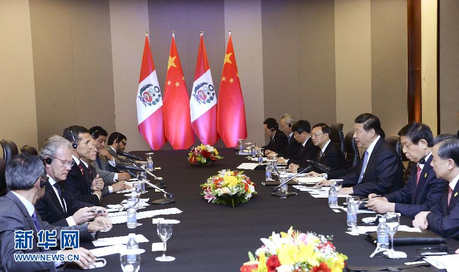7月16日，國(guó)家主席習(xí)近平在巴西首都巴西利亞會(huì)見(jiàn)秘魯總統(tǒng)烏馬拉。新華社記者 劉建生 攝  