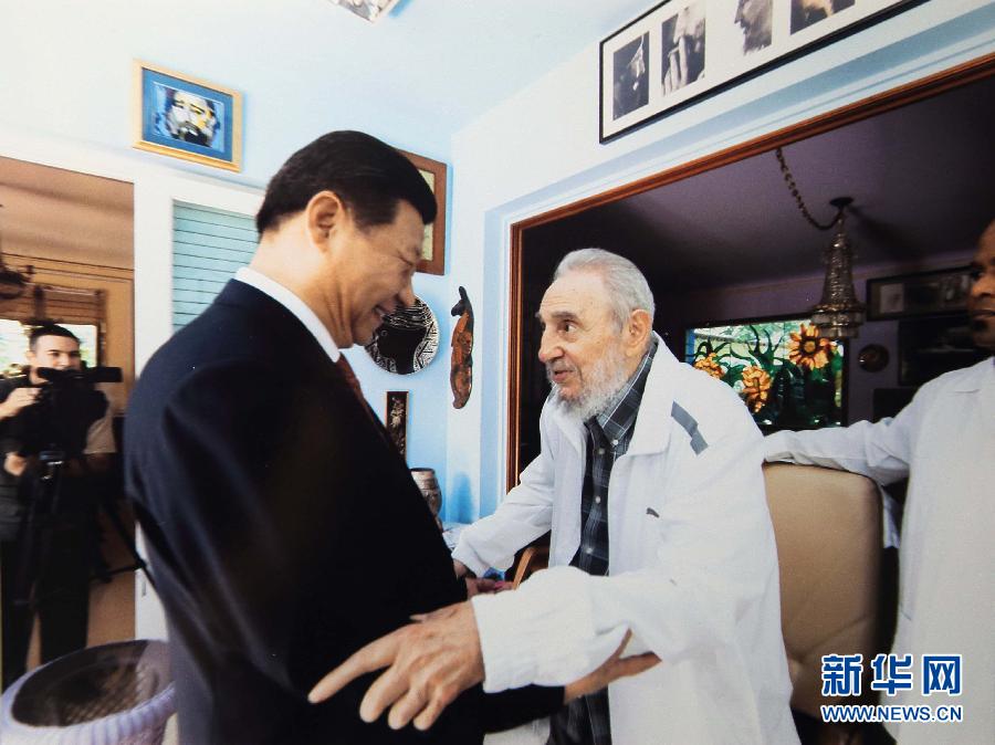 當(dāng)?shù)貢r(shí)間7月22日，國家主席習(xí)近平在哈瓦那親切探望古巴革命領(lǐng)袖菲德爾·卡斯特羅。 新華社發(fā)