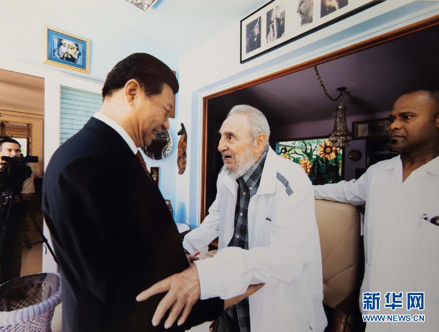 當(dāng)?shù)貢r(shí)間7月22日，國家主席習(xí)近平在哈瓦那親切探望古巴革命領(lǐng)袖菲德爾·卡斯特羅。 新華社發(fā)
