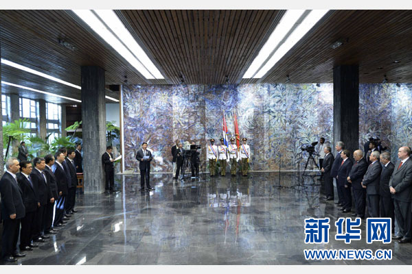 當(dāng)?shù)貢r(shí)間7月22日，國(guó)家主席習(xí)近平在哈瓦那接受古巴政府授予的“何塞·馬蒂”勛章。古巴國(guó)務(wù)委員會(huì)主席兼部長(zhǎng)會(huì)議主席勞爾·卡斯特羅為習(xí)近平佩戴勛章。新華社記者馬占成攝