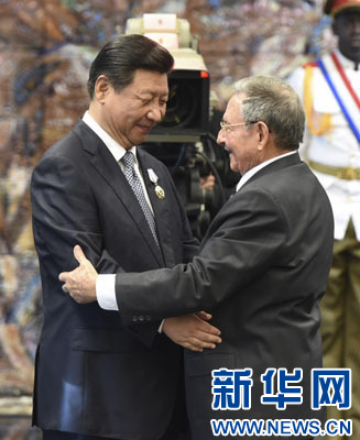 當(dāng)?shù)貢r(shí)間7月22日，國(guó)家主席習(xí)近平在哈瓦那接受古巴政府授予的“何塞·馬蒂”勛章。古巴國(guó)務(wù)委員會(huì)主席兼部長(zhǎng)會(huì)議主席勞爾·卡斯特羅為習(xí)近平佩戴勛章。新華社記者馬占成攝