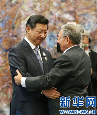 當(dāng)?shù)貢r(shí)間7月22日，國(guó)家主席習(xí)近平在哈瓦那接受古巴政府授予的“何塞·馬蒂”勛章。古巴國(guó)務(wù)委員會(huì)主席兼部長(zhǎng)會(huì)議主席勞爾·卡斯特羅為習(xí)近平佩戴勛章。新華社記者劉衛(wèi)兵攝