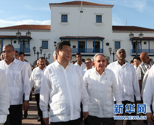 當?shù)貢r間7月23日，國家主席習(xí)近平在古巴國務(wù)委員會主席兼部長會議主席勞爾·卡斯特羅全程陪同下，訪問古巴第二大城市、被稱為“英雄城”的圣地亞哥。這是習(xí)近平和勞爾參觀圣地亞哥市政府。新華社記者蘭紅光 攝