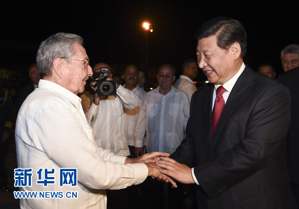 當?shù)貢r間7月23日，國家主席習(xí)近平結(jié)束對古巴的訪問，離開圣地亞哥，啟程回國。這是古巴國務(wù)委員會主席兼部長會議主席勞爾·卡斯特羅到機場為習(xí)近平送行。新華社記者 李學(xué)仁 攝 