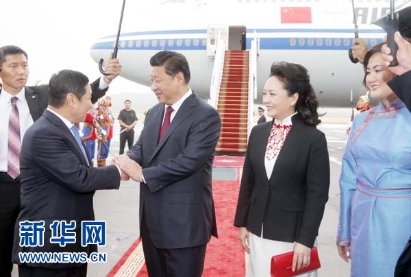 8月21日，國(guó)家主席習(xí)近平抵達(dá)烏蘭巴托，開始對(duì)蒙古國(guó)進(jìn)行國(guó)事訪問。習(xí)近平和夫人彭麗媛在機(jī)場(chǎng)受到蒙古國(guó)總理阿勒坦呼亞格夫婦熱情迎接。新華社記者鞠鵬攝