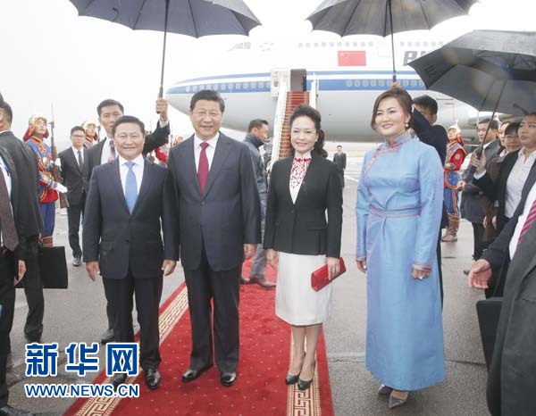 8月21日，國(guó)家主席習(xí)近平抵達(dá)烏蘭巴托，開始對(duì)蒙古國(guó)進(jìn)行國(guó)事訪問。習(xí)近平和夫人彭麗媛在機(jī)場(chǎng)受到蒙古國(guó)總理阿勒坦呼亞格夫婦熱情迎接。新華社記者鞠鵬攝 