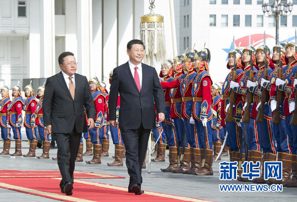 8月21日，國家主席習(xí)近平在烏蘭巴托同蒙古國總統(tǒng)額勒貝格道爾吉舉行會(huì)談。會(huì)談前，額勒貝格道爾吉在國家宮前廣場(chǎng)為習(xí)近平舉行隆重歡迎儀式。新華社記者 黃敬文 攝
