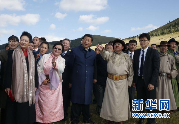 8月22日，國家主席習(xí)近平在蒙古國總統(tǒng)額勒貝格道爾吉陪同下前往烏蘭巴托市郊觀看那達(dá)慕。這是習(xí)近平和夫人彭麗媛同額勒貝格道爾吉夫婦觀看表演。新華社記者 鞠鵬 攝