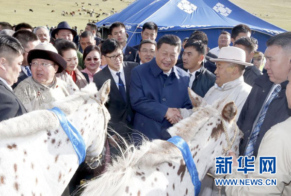 8月22日，國家主席習(xí)近平在蒙古國總統(tǒng)額勒貝格道爾吉陪同下前往烏蘭巴托市郊觀看那達(dá)慕。額勒貝格道爾吉向習(xí)近平夫婦贈(zèng)送兩匹蒙古馬。習(xí)近平為兩匹馬分別取名阿爾泰和克魯倫，寓意中蒙兩國山水相連、睦鄰友好。新華社記者 鞠鵬 攝