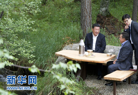 8月22日，國家主席習(xí)近平同蒙古國總統(tǒng)額勒貝格道爾吉在烏蘭巴托市郊的總統(tǒng)官邸再次會晤。這是習(xí)近平同額勒貝格道爾吉會晤后在溪畔飲茶。新華社記者 黃敬文 攝