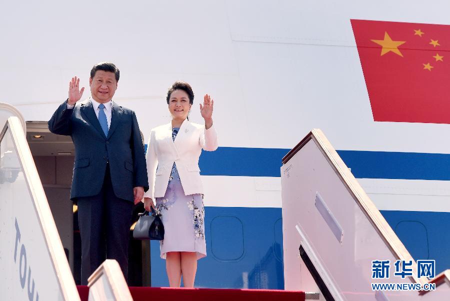 9月11日，中國國家主席習(xí)近平抵達(dá)杜尚別，應(yīng)塔吉克斯坦總統(tǒng)拉赫蒙邀請，出席上海合作組織成員國元首理事會第十四次會議并對塔吉克斯坦進(jìn)行國事訪問。這是習(xí)近平和夫人彭麗媛走出機(jī)艙。新華社記者 馬占成 攝 