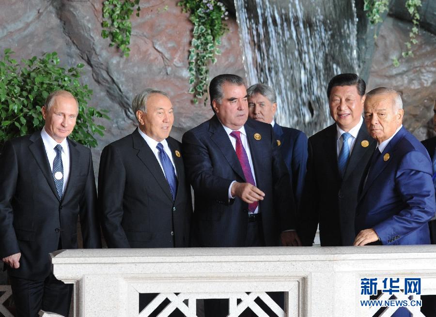 9月12日，上海合作組織成員國元首理事會第十四次會議在塔吉克斯坦首都杜尚別舉行。國家主席習(xí)近平出席會議并發(fā)表重要講話。這是習(xí)近平同其他成員國元首親切交談。新華社記者謝環(huán)馳攝 