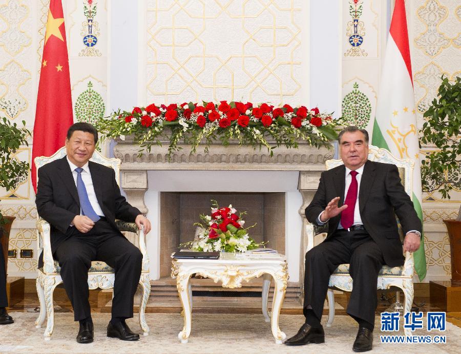 9月13日，國家主席習(xí)近平在杜尚別同塔吉克斯坦總統(tǒng)拉赫蒙舉行會談。 新華社記者黃敬文攝 