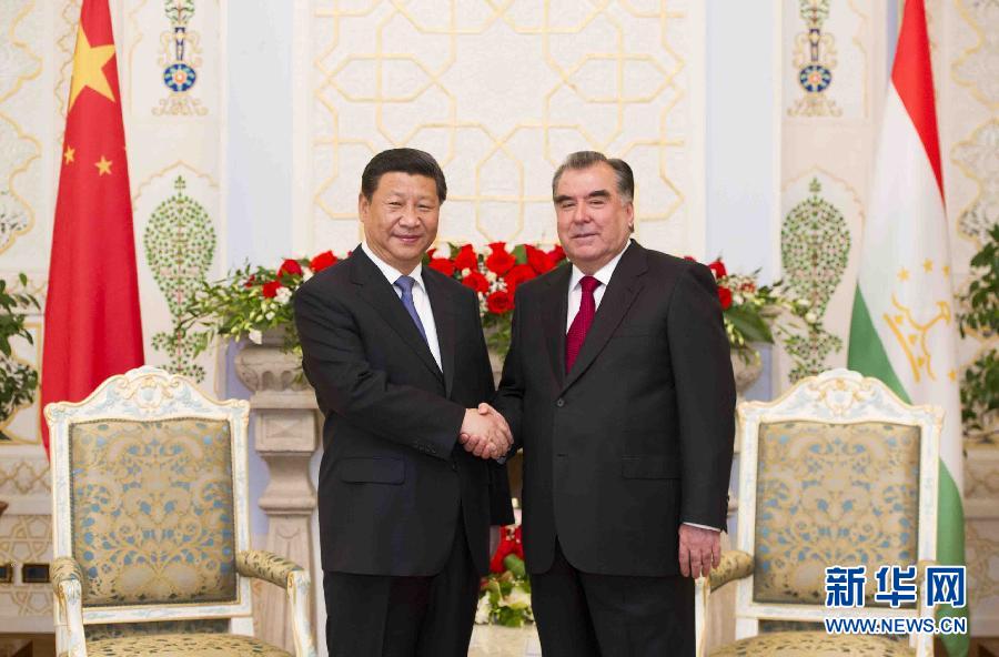 9月13日，國家主席習(xí)近平在杜尚別同塔吉克斯坦總統(tǒng)拉赫蒙舉行會談。 新華社記者黃敬文攝 